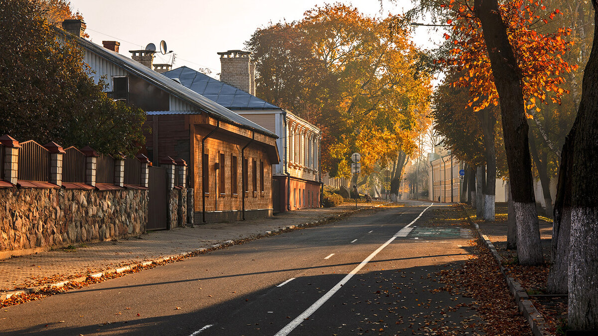 Яндекс-картинки. Вместо призрака с ружьём и во избежание блокировки ( оружие всё-таки) лучше показать симпатичные осенние улочки. ))) Тем более действие лавы происходит осенью.