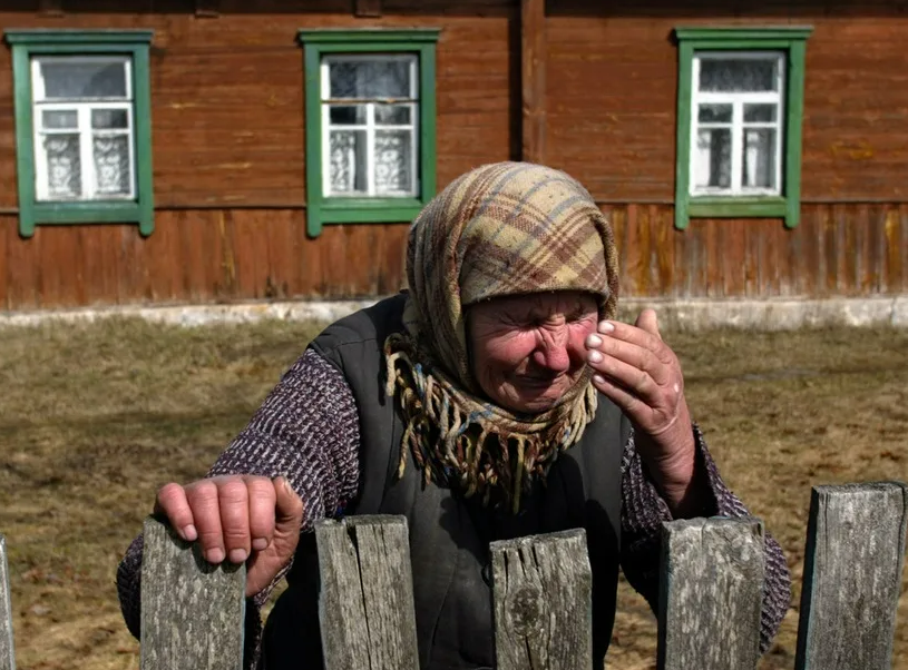 Бабушка живет в поселке. Пенсионеры в деревне. Деревенские жители. Старики в деревне. Деревенские люди.