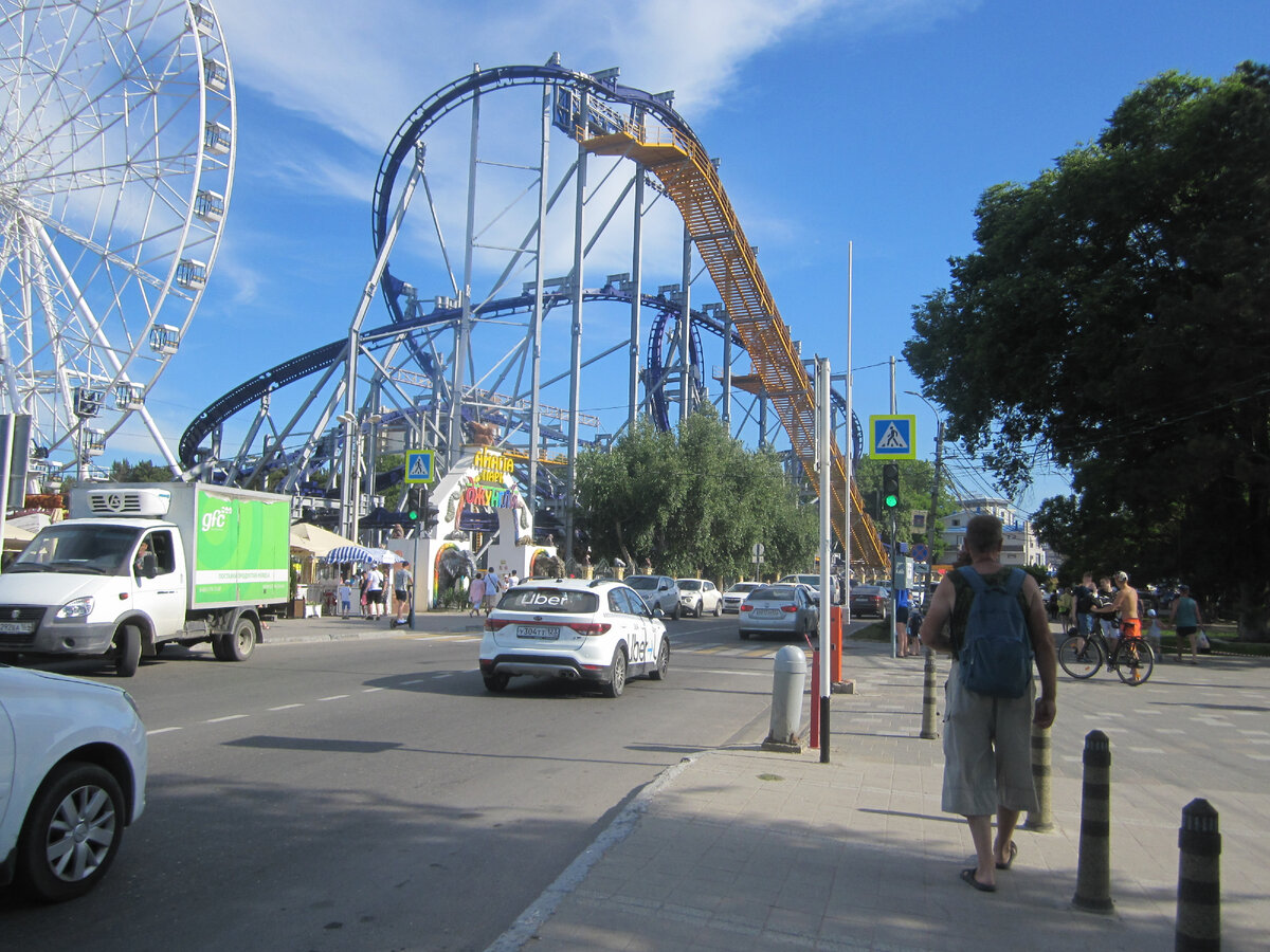 Анапа. Улица Красноармейская в районе парка аттракционов "Джунгли" (фото автора)