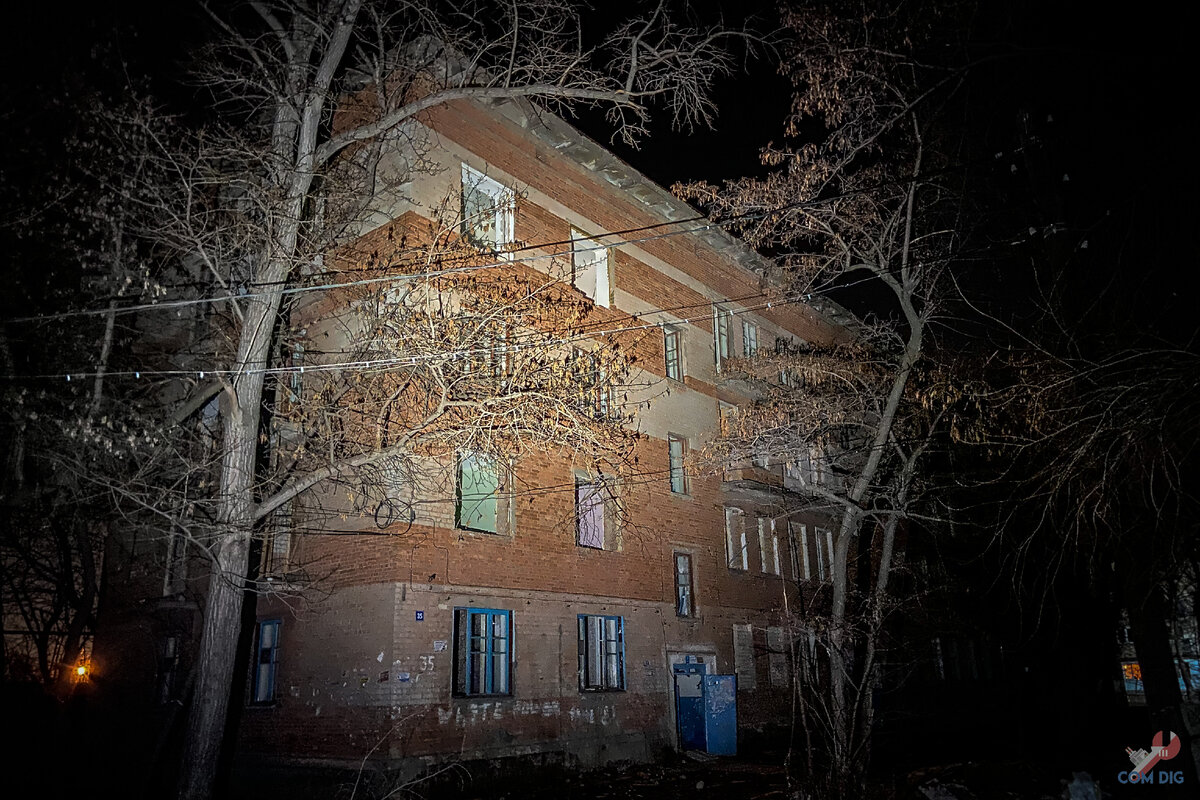 Выселенный дом на окраине летного городка. 