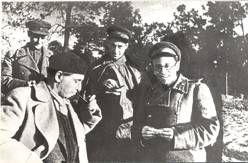 И. Эренбург, Л. Первомайский, В. Гроссман. Комплект фотооткрыток «Писатели на фронте. 40 лет великой Победы». Источник: ГОСКАТАЛОГ.РФ 
