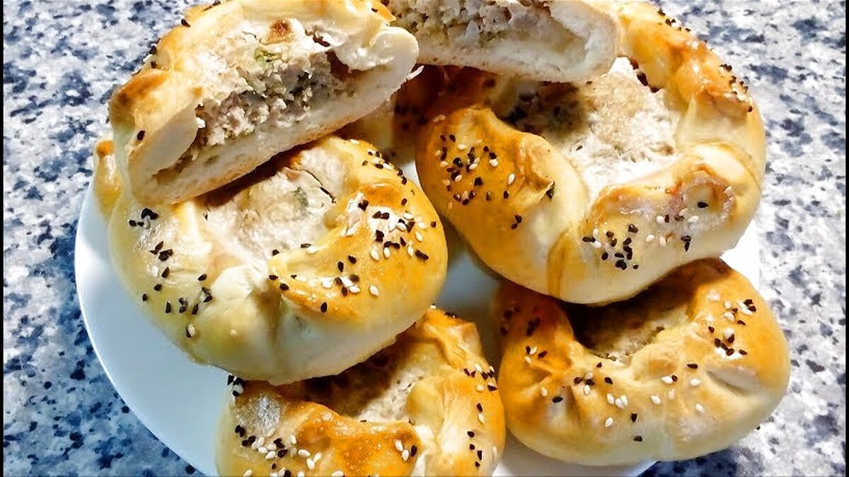 Вкусные и нежные домашние пирожки с мясной начинкой.  
Ингредиенты:
мука пшеничная - 500 гр.
дрожжи сухие - 1 ч.л.
соль - 1 ч.л.
вода - 250 мл.
фарш (индейка) - 300 гр.
лук репчатый - 1 шт.
зелень (кинза) по вкусу
соль и черный перец по вкусу
кунжут