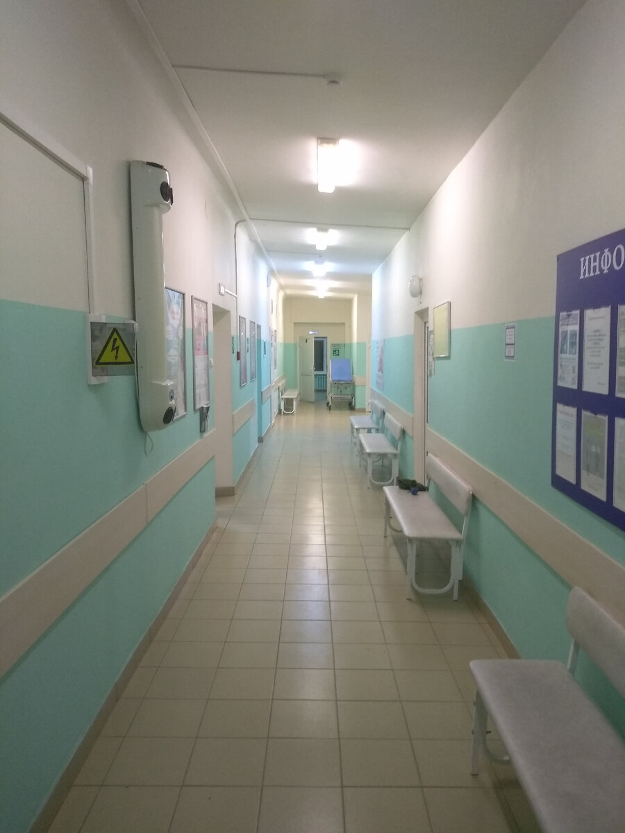 Провинциальная поликлиника. Кто-то, убегая, забыл шарф.