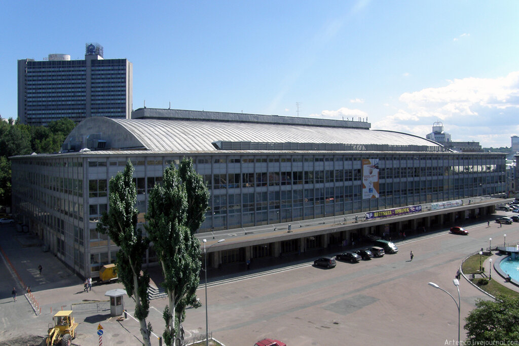 Дворец спорта в своем облике с тех пор изменился немного