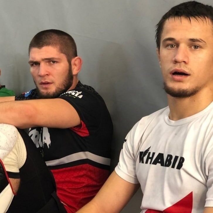 В четверг утром Нурмагомедов вместе с товарищем Камалом Идрисовым должны были вылетать из Махачкалы в Москву. Однако на въезде в аэропорт их машина наехала на сотрудника полиции, который стоял на КПП. Как уточняет телеграм-канал 112, Нурмагомедов с товарищем опаздывали и хотели подъехать прямо ко входу. Им попытались объяснить, что частному транспорту въезд запрещен, в ответ на это они совершили наезд на полицейского. После этого двоюродный брат бывшего чемпиона UFC Хабиба Нурмагомедова улетели с другом в Москву, где их уже ждали полицейские. Нурмагомедова задержали прямо в Шереметьево.