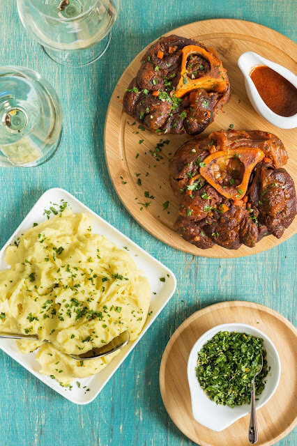 После долгого томления в ароматном соусе, это мясо получается невероятно нежным и просто разваливается на волокна.

Понадобятся:
4-5 толстых кусков говяжьей голяшки, распиленной шайбами (с мозговой косточкой по середине)