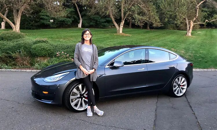 Кэти Вуд и её Tesla model 3.