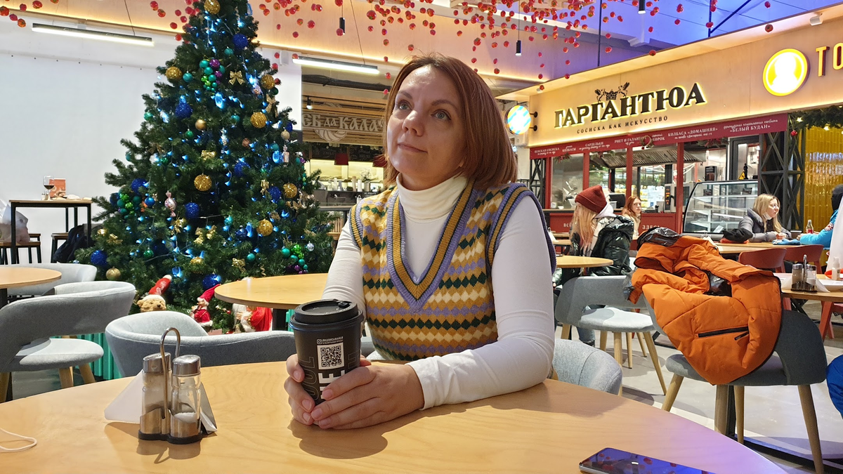 Поздним вечером на фуд-корте.