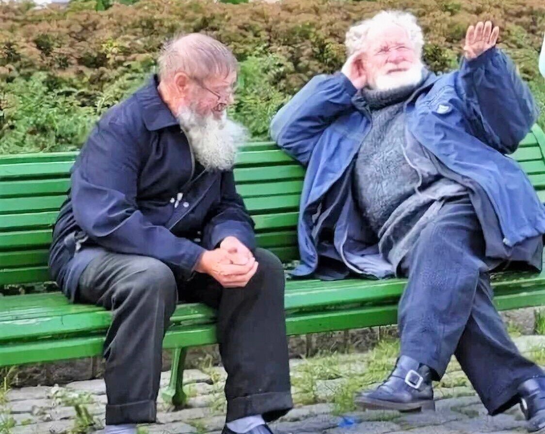 Два старика на скамейке