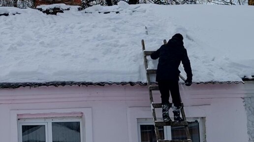 Пока не проломало крышу от снега, чистим всеми подручными способами