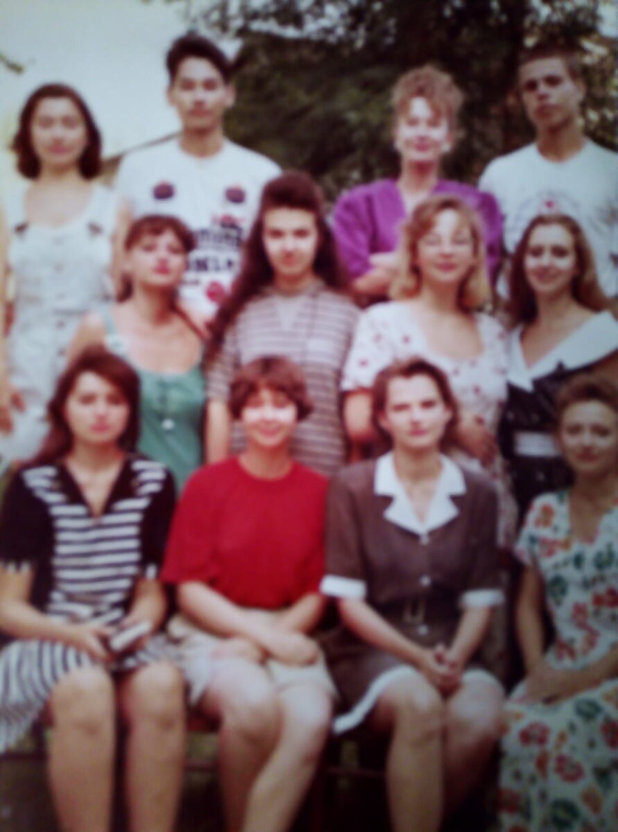 Я в серой вожатской робе. П е д о фил стоял в правой части фото. Мама отрезала и сожгла...