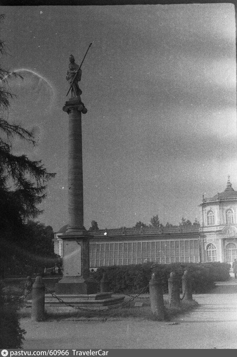 Колонна и статуя Минервы в 1970-х годах