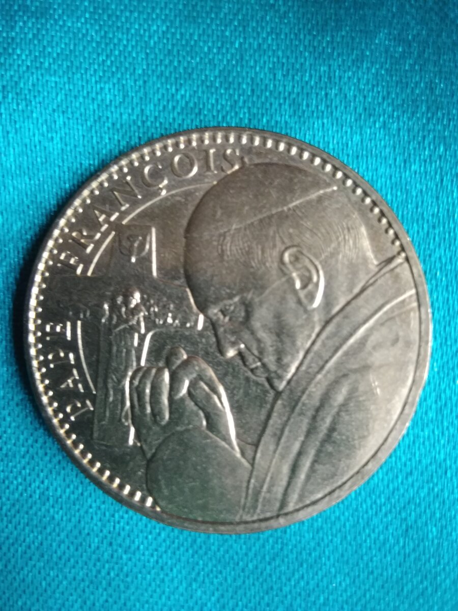   Сувенирная монета Базилики Сакре - Кёр, Париж, Франция. На реверсе мы видим изображение Папы Франсуа.