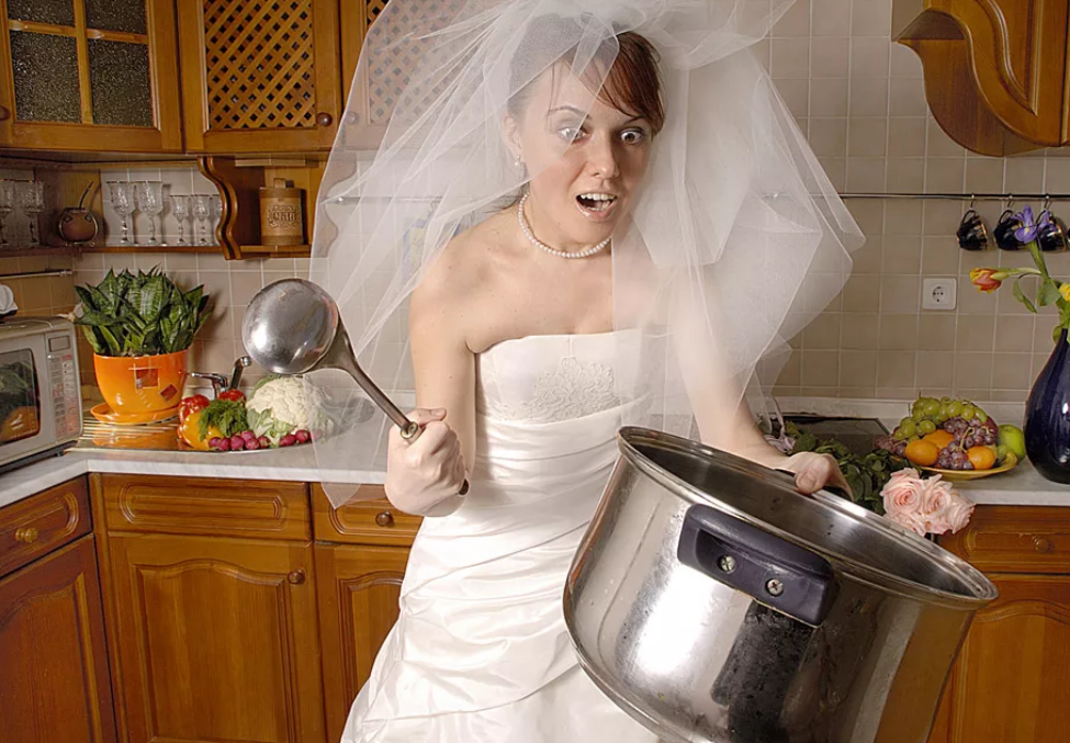 Сразу после свадьбы - две хозяйки на одной кухне