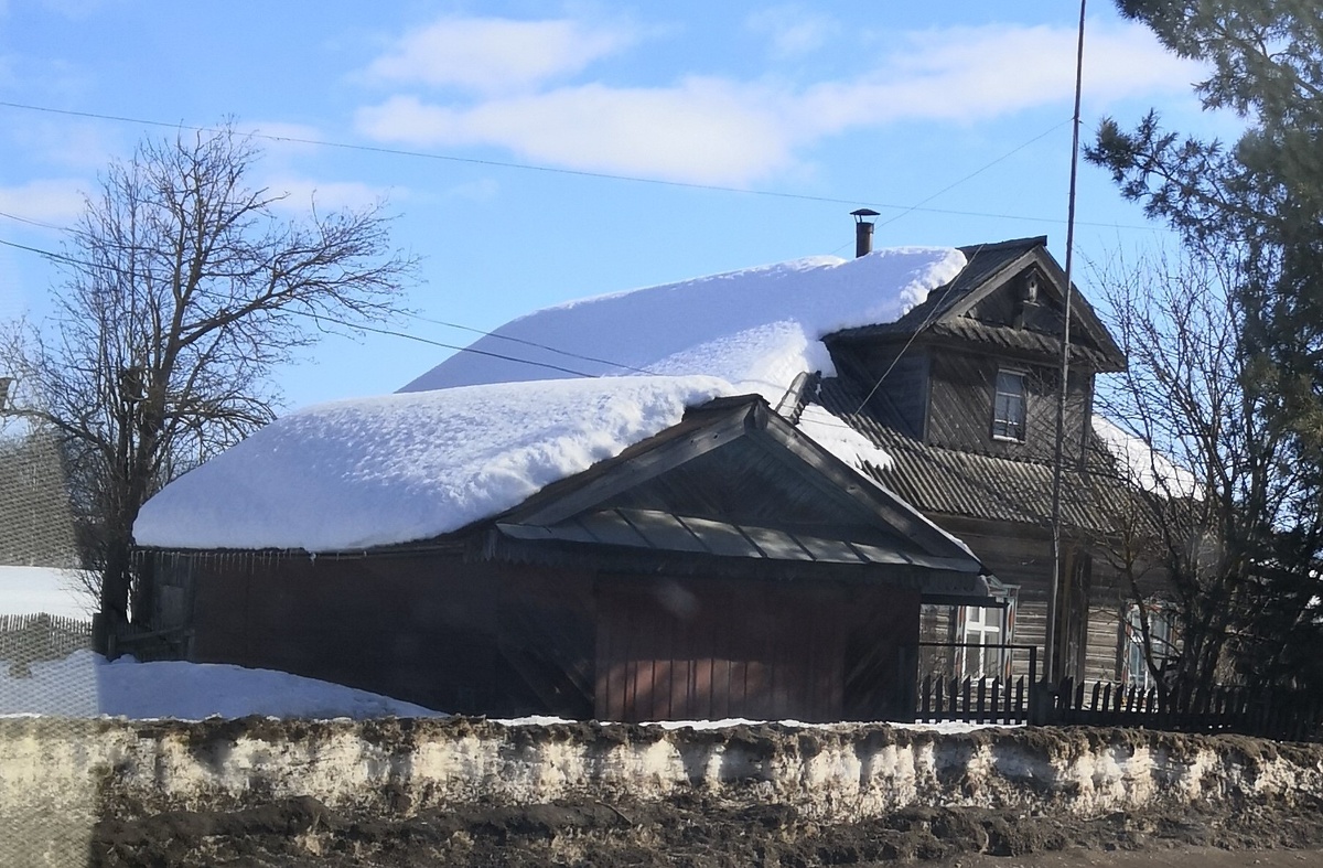 В самом верху под крышей скворечник
