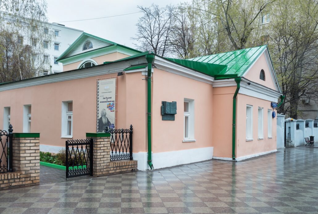 В толще домов. Музей Льва Толстого в Москве на Пятницкой. Толстовский центр на Пятницкой. Толстовский центр на ул. Пятницкой, 12. Музей Толстого на Новокузнецкой.