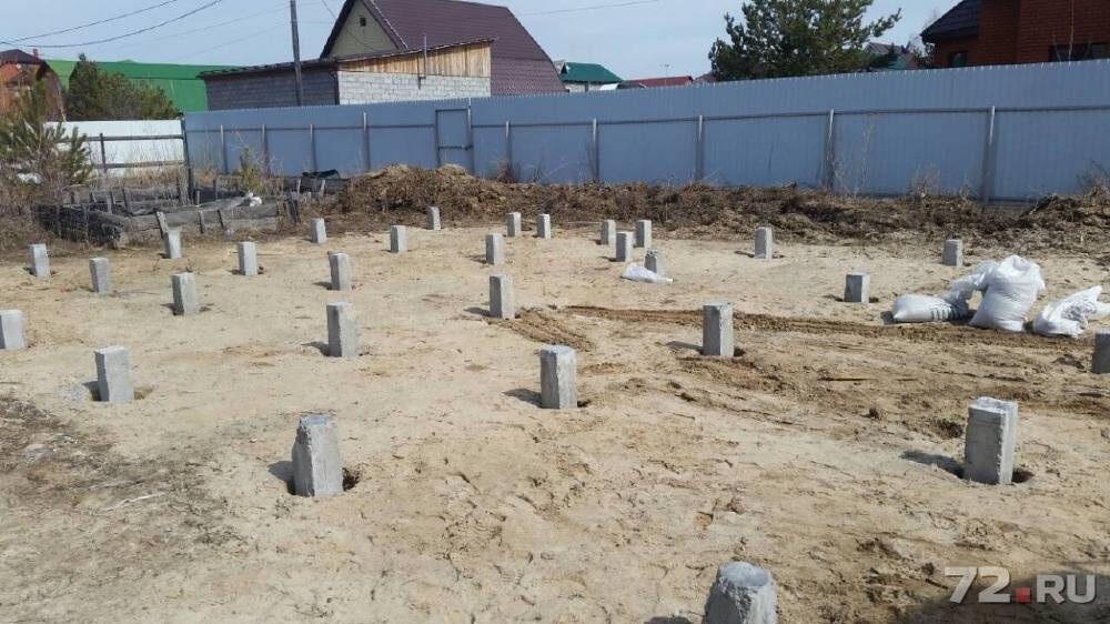 Набивные – заливаемый в подготовленную заранее вертикальную скважину железобетон. Из всех разновидностей эти лучше всего подходят для возведения своими руками, единственным требуемым оборудованием для них является бур для выемки земли.