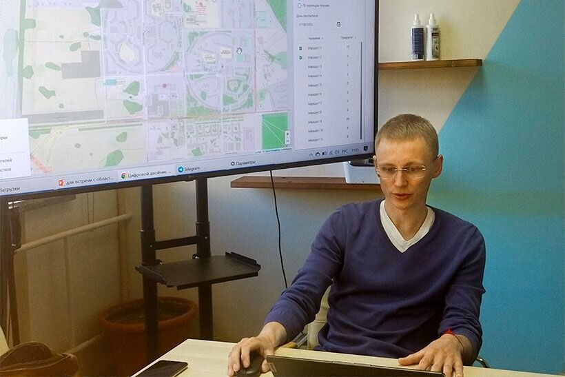 Руководитель проекта Алексей Стрельник демонстрирует цифровой двойник Краснообска. 