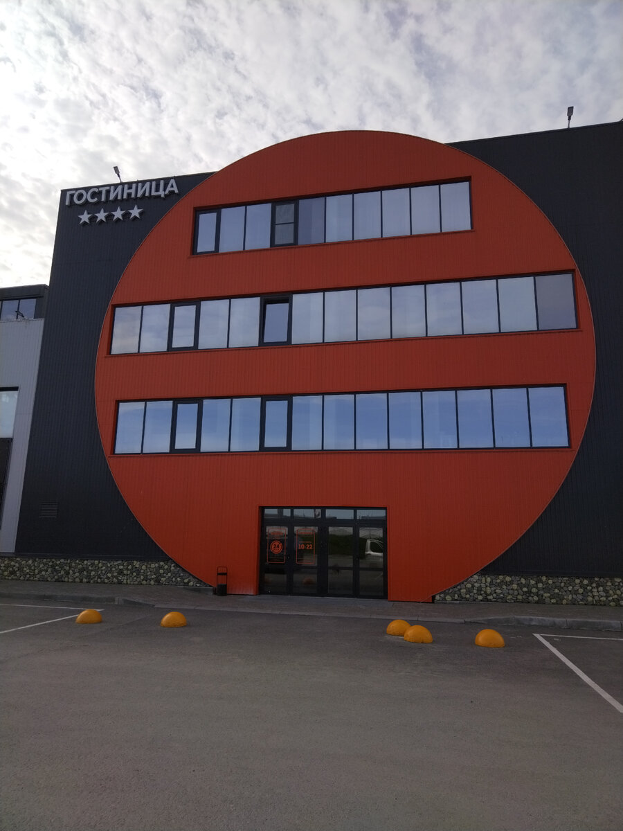 Юпире - даже фасад гостиницы выглядит космически.