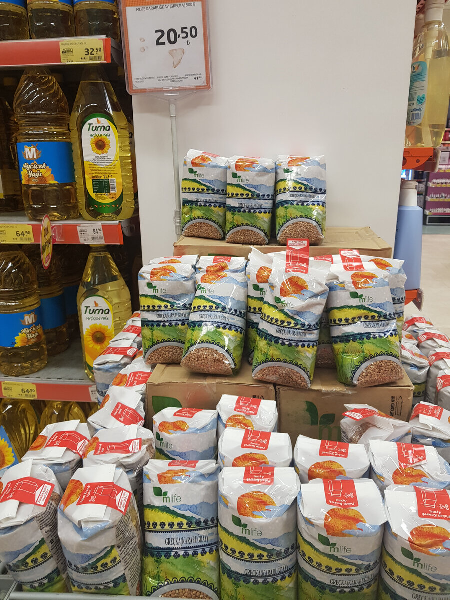 В "Мигросе" есть всегда. 500 г органической гречневой крупы стОит 20,5 лир (×3,5= цена в рос.рублях, / 16 = цена в долларах).