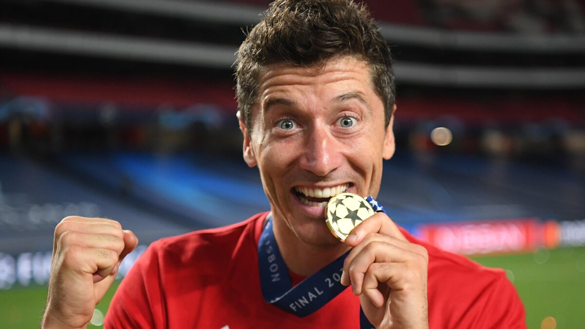 Левандовски с медалью Лиги Чемпионов. Изображение взято из Яндекс. Картинки