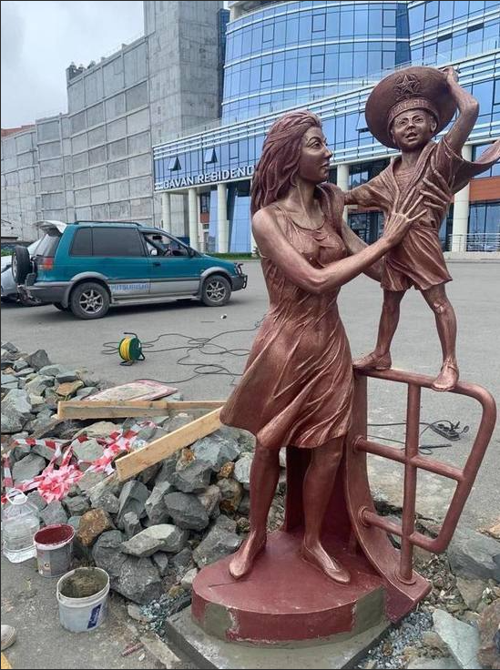 Скульптура «Мама и ребенок»