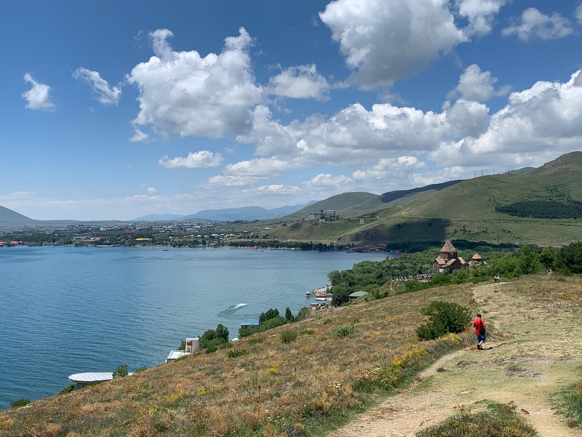 Температура озера севан. Озеро Севан Армения. Озеро Севан Цовагюх. Озеро Севан площадь. Пляж Мартуни Севан.