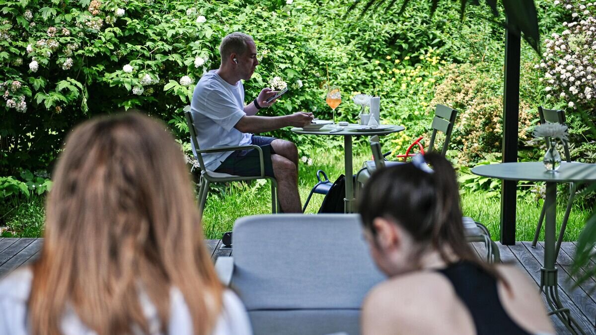    Посетители на летней веранде кафе© РИА Новости / Владимир Песня