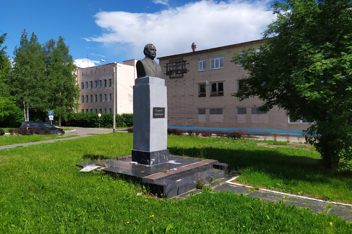 Город новодвинск архангельской. Памятник Георгию Димитрову (Ярославль). Памятник Ленину в Новодвинске. Памятники в Новодвинске. Мемориальный комплекс город Новодвинск.