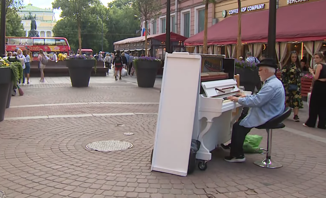 Владимир Михайлович и фортепиано.