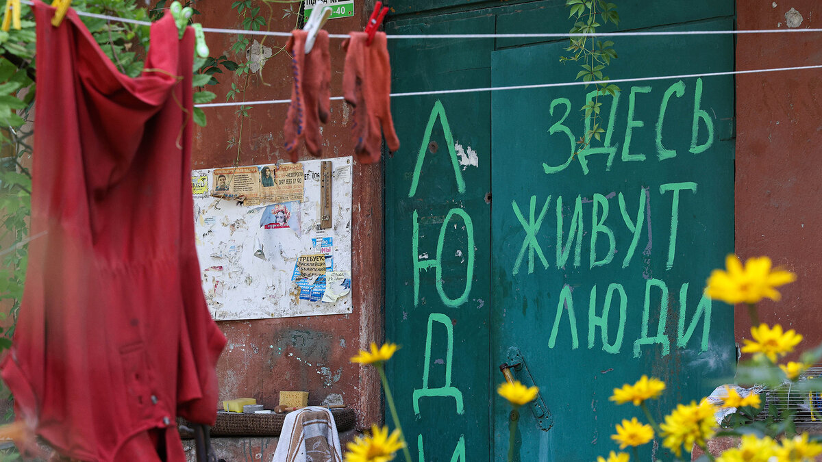    Надпись на одном из жилых домов Мариуполя. (Фото Егора Алеева / ТАСС)