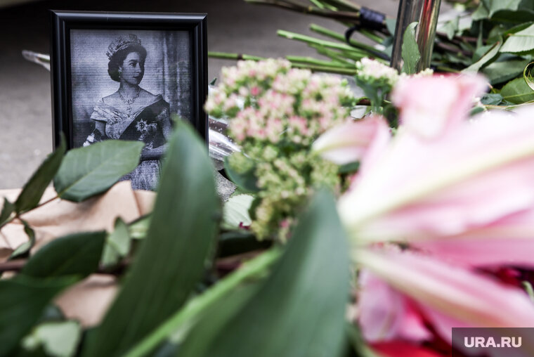    Королева Великобритании Елизавета II могла умереть еще до 6 сентября, считает Алексей Мартынов