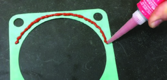 Фото 2. Герметик, нанесенный вручную, распределяется неравномерно.