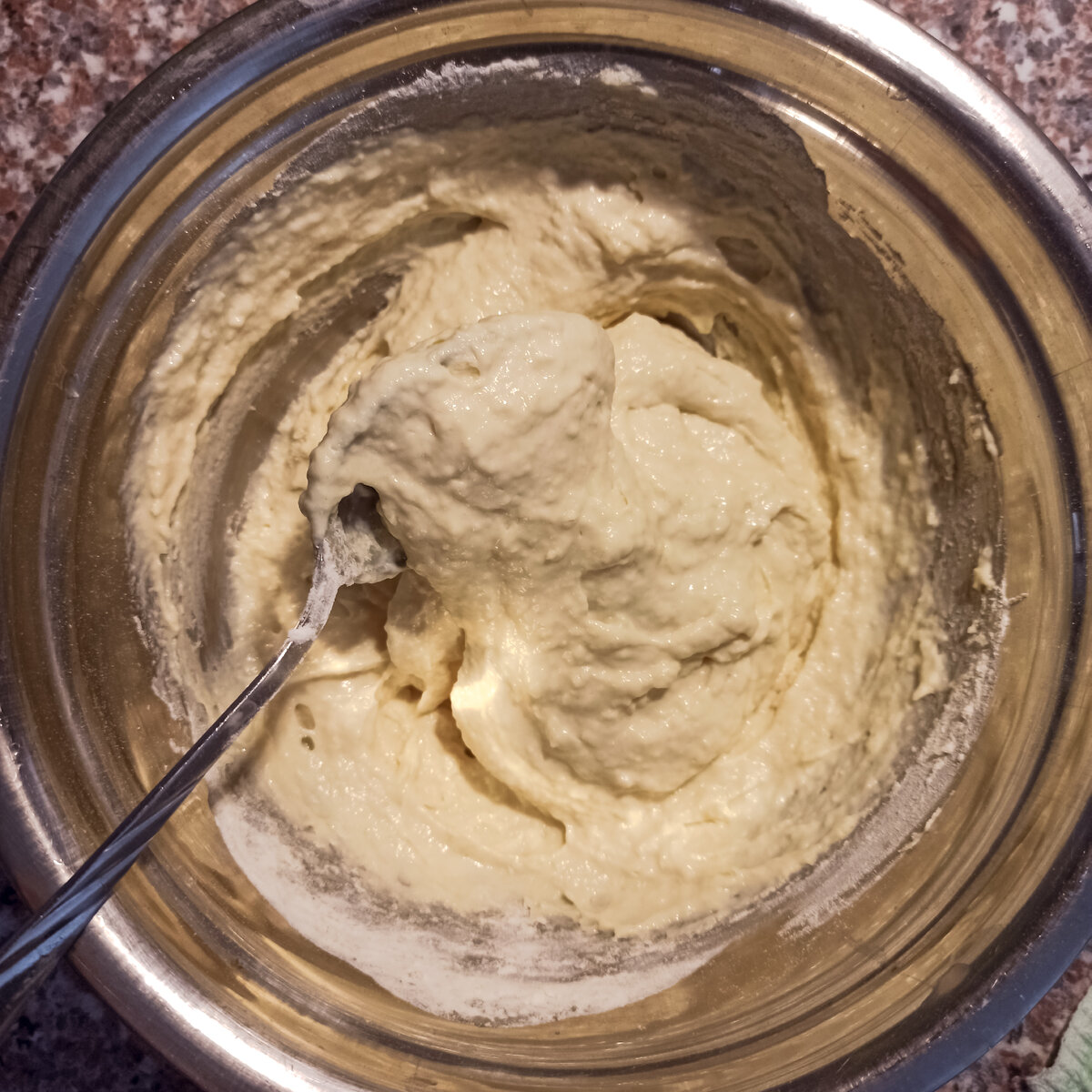 Тесто получается густое, тянучее, так и должно быть! 