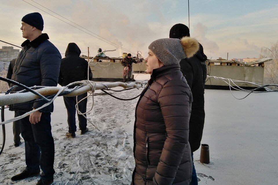     Мэр Рязани Сорокина побывала на крыше дома, где меняют кровлю после нерадивого подрядчика.