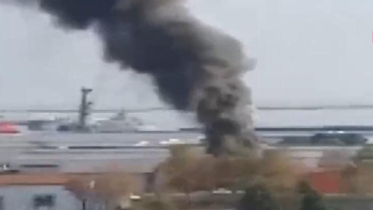    Черным дым поднимается в небо:ahaber.com.tr