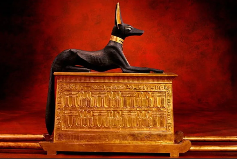 ЧЕРНЫЙ ШАКАЛ ИЗОБРАЖЕННЫЙ НА ГРОБНИЦЕ ТУТАНХАМОНА 