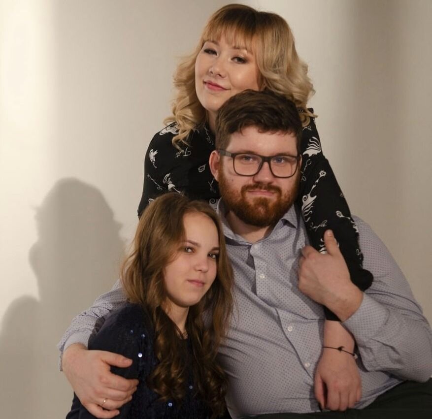 Нина, Егор и старшая дочка Вика