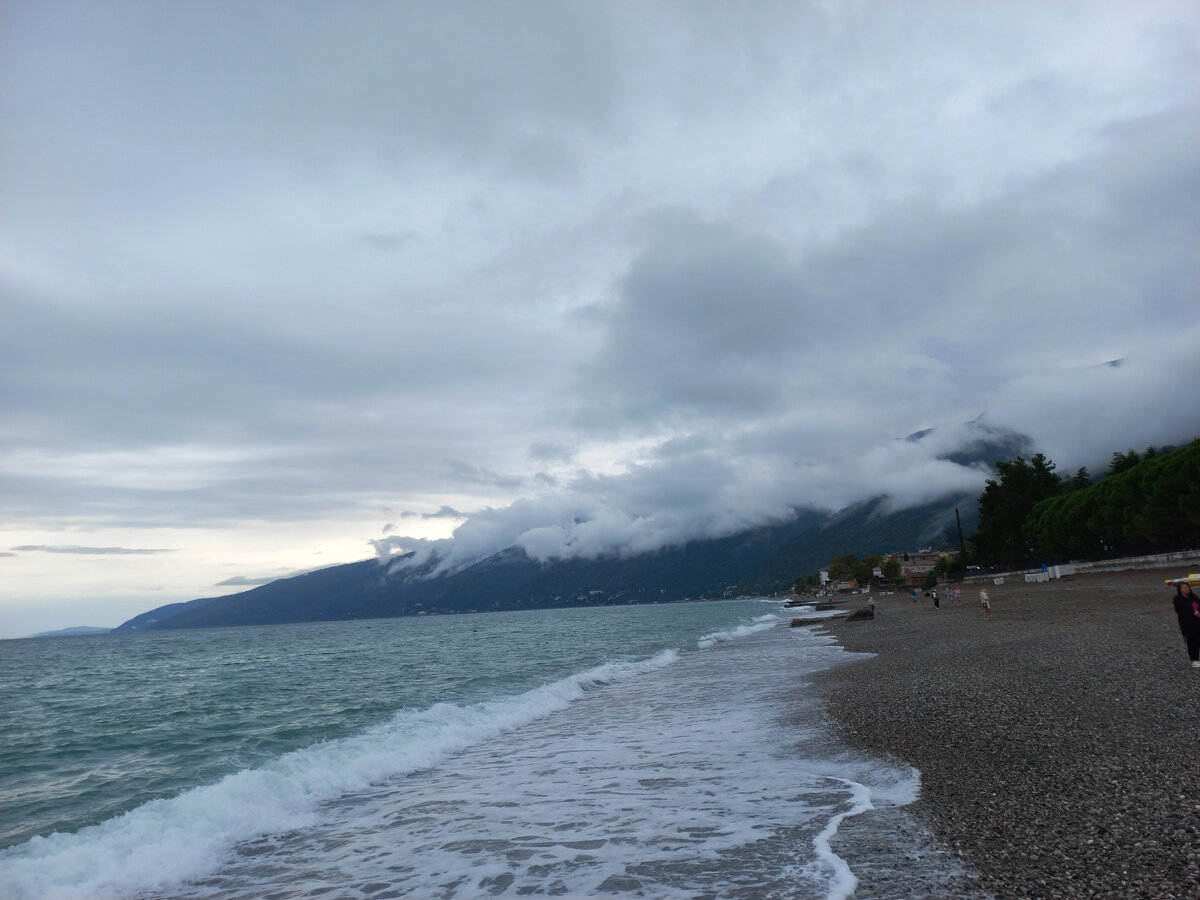 Абхазия пляж. Абхазия горы и море. Адлер море горы.