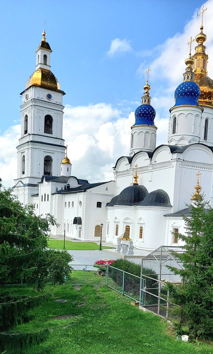 На территории Тобольского Кремля. Облака на заднем плане потрясающие.