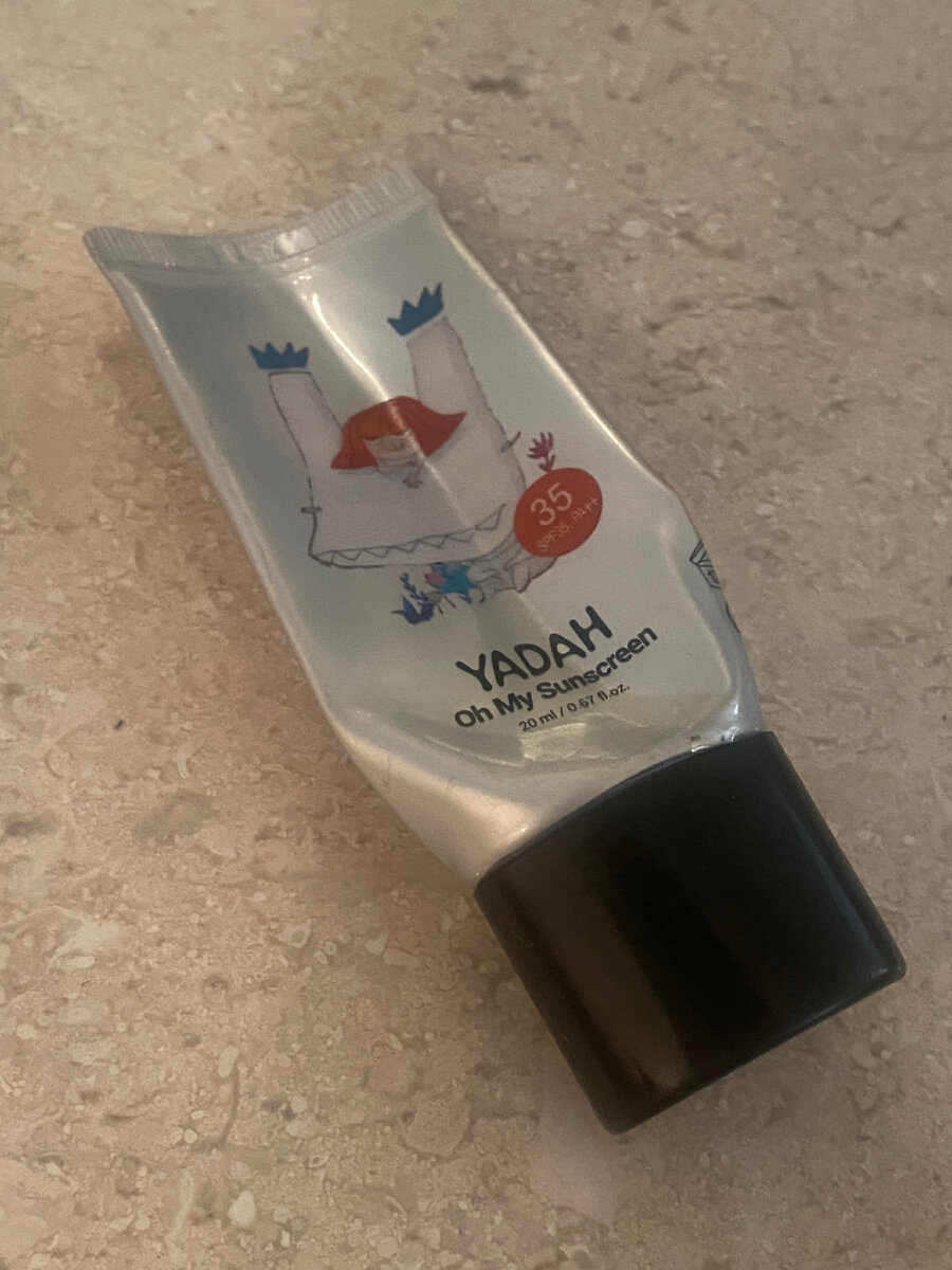 вид спереди лучшего крема на планете YADAH oh my sun screen