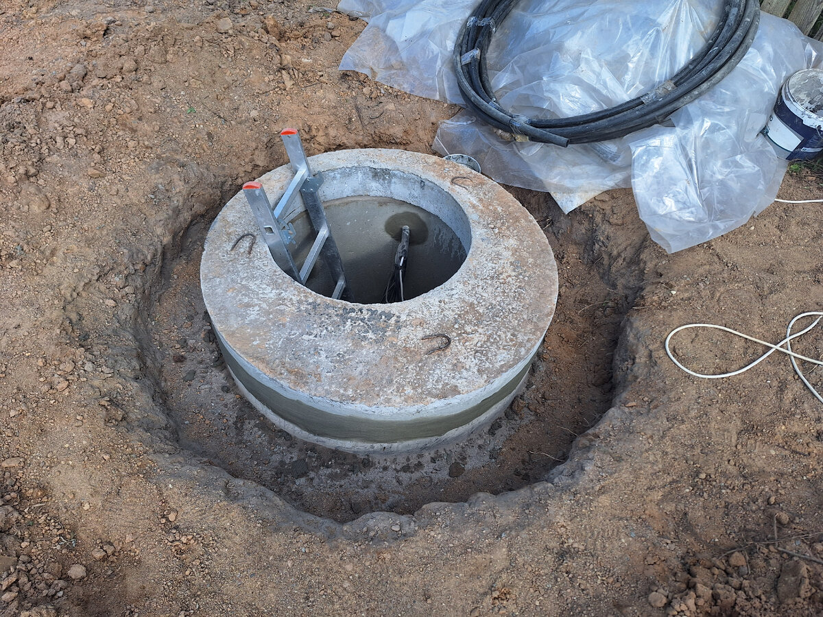 Проведение работ по устройству и гидроизоляции колодца. 