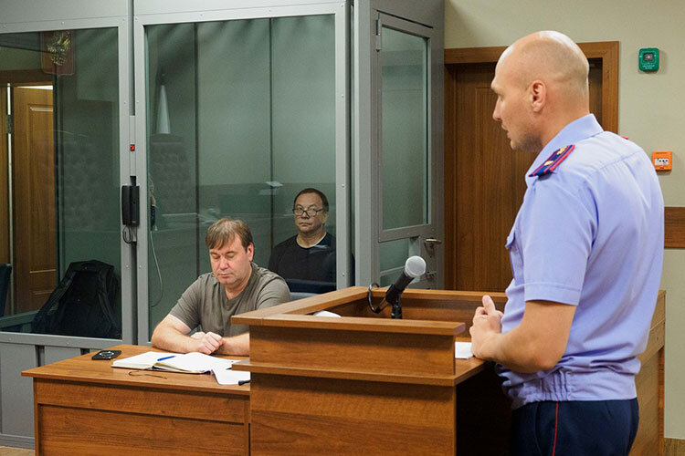    Следователь 1-го отдела по особо важным делам Тимур Низамов на заседании был немногословен. По его словам, Вахитов «обвиняется в особо тяжком преступлении и может скрыться от следствия». Поэтому Низамов настаивал на сохранении меры пресечения Фото: Андрей Титов