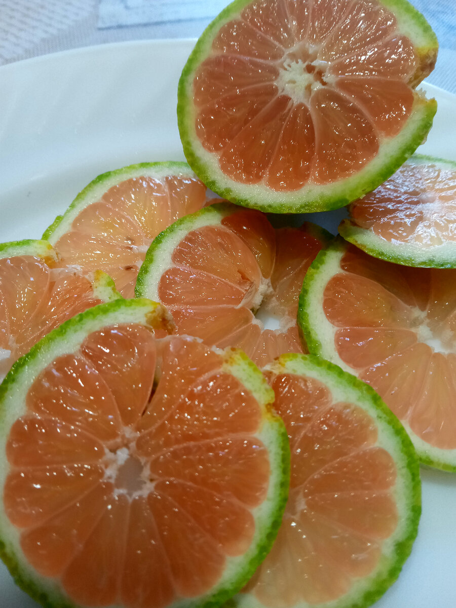 Лимон Пинк Эврика вариегатный с розовой мякотью.