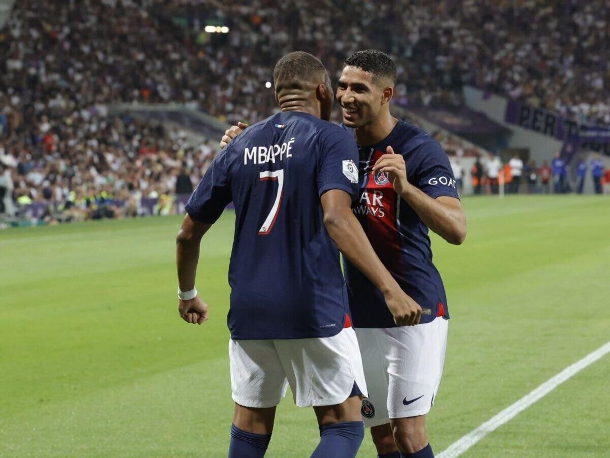    Футболисты "ПСЖ" Килиан Мбаппе и Ашраф Хакими в матче Лиги 1© пресс-служба клуба "ПСЖ"