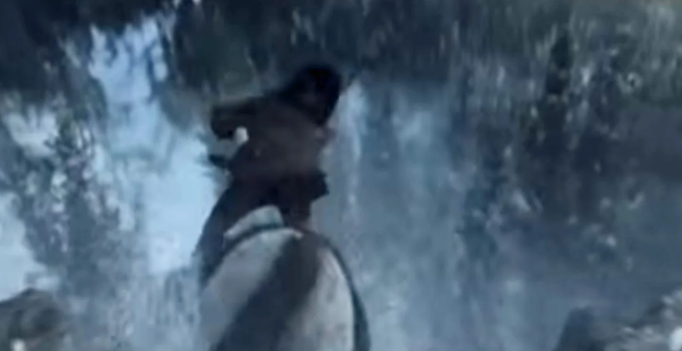 В Выжившим он даже не в воду прыгает :)...