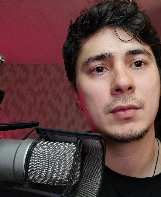  Голос актера театра и кино Никиты Моисеева можно услышать в «Ведьмаке» и в фильме «Барби». Фото: предоставлено героем