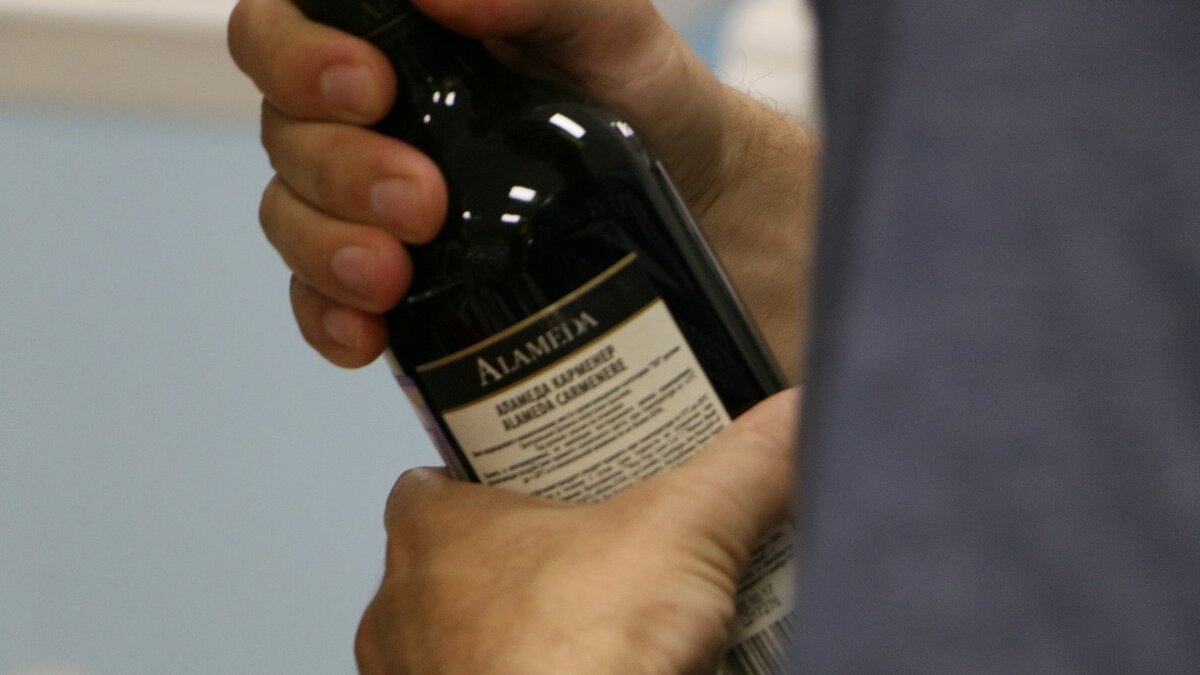     Верховный суд разрешил уволить сотрудника, который появился пьяным на рабочем месте, без проведения медосвидетельствования. Об этом говорится в определении судебной коллегии по гражданским делам.