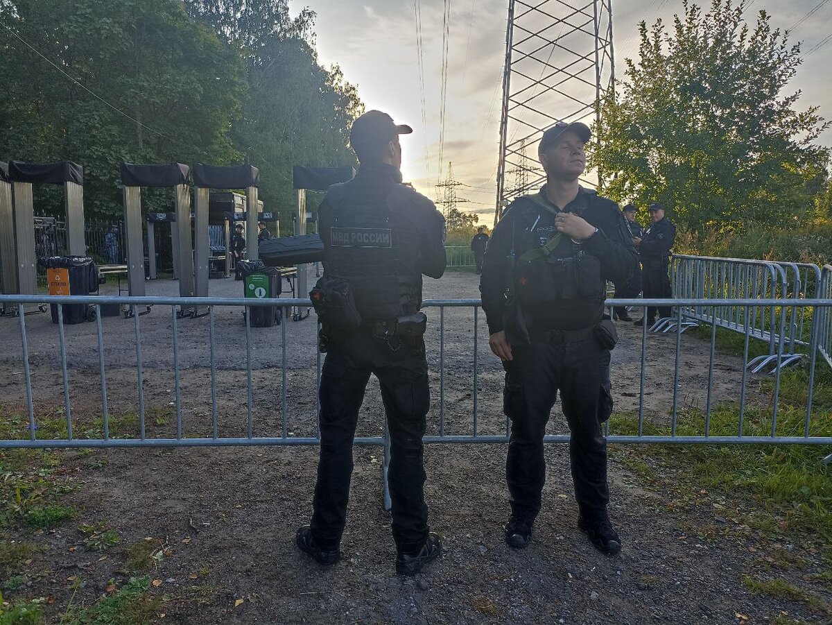 Сотрудники полиции дежурят у входа на кладбище.  Фото: Фото: ФедералПресс / Татьяна Буторина