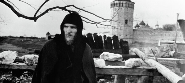Анатолий Солоницын в роли Андрея Рублева на съемках фильма «Андрей Рублев» © РИА Новости
